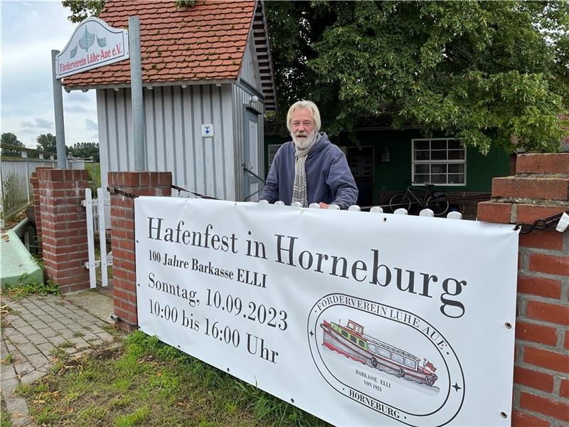 Hafenfest: Altländer und Horneburger feiern „Schöne Elli“ In diesem Jahr wird der 100. Geburtstag der Hafenbarkasse „Elli“ gefeiert: Der zweite Vorsitzende Peter Dankers montiert das Hafenfest-Banner vor dem Pegelhaus und dem Vereinshaus in Horneburg. Fotos: Vasel