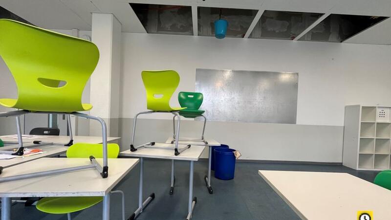 Schimmel, Elternproteste, viele Kinder: Schulen sorgen für Zündstoff in Buxtehude In diesem Klassenzimmer an der IGS Buxtehude tropft Wasser durch die Decke.