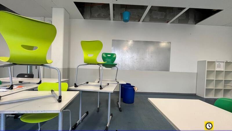 In diesem Klassenzimmer regnet es seit zweieinhalb Jahren durch.