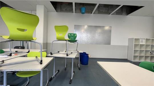 In diesem Klassenzimmer tropft es seit zweieinhalb Jahren von der Decke. Hier ist der Unterricht erst einmal verboten. Die Schulleitung will den Raum auf Schimmelpilz untersuchen lassen.