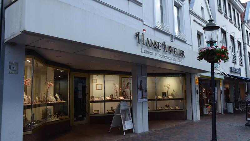 Innenstadt im Wandel: Neues Bistro für Buxtehude – Juwelier zieht um In diesem Ladengeschäft in der Altstadt entsteht Leerstand: Das Traditionsgeschäft Hanse Juwelier Luttmer zieht in den Stadtteil Altkloster um.