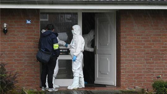 In diesem Mehrfamilienhaus ist am Freitagmittag ein Mann erstochen worden, Ermittler sichern Spuren in der Straße "Am Brink“ in Fredenbeck.