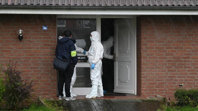 In diesem Mehrfamilienhaus ist am Freitagmittag ein Mann erstochen worden, Ermittler sichern Spuren in der Straße "Am Brink“ in Fredenbeck.
