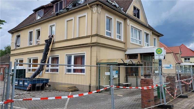 B73-Unfall nach Einkauf: 80-Jährige übersieht Auto In diesem Mehrparteienhaus in der Wurster Straße in Spieka ist am Mittwochabend ein Feuer ausgebrochen, auf das eine Explosion folgte.