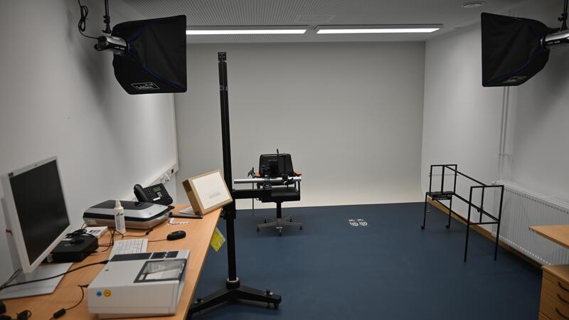 In diesem Raum der Wache in Stade werden Tatverdächtige fotografiert, links werden Fingerabdrücke genommen.