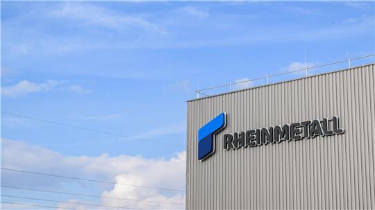 In diesem Rheinmetall-Werk im niedersächsischen Unterlüß werden Artilleriegranaten hergestellt, in Neuss hingegen soll es bald mit der Produktion von Aufklärungssatelliten losgehen.