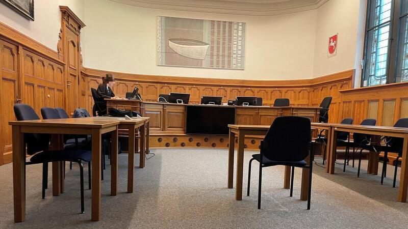 Baby schwer verletzt: Was der Vater gegoogelt hat In diesem Saal des Landgerichts Stade tagte am Freitag die 4. Große Strafkammer in einem Fall von Kindesmisshandlung.