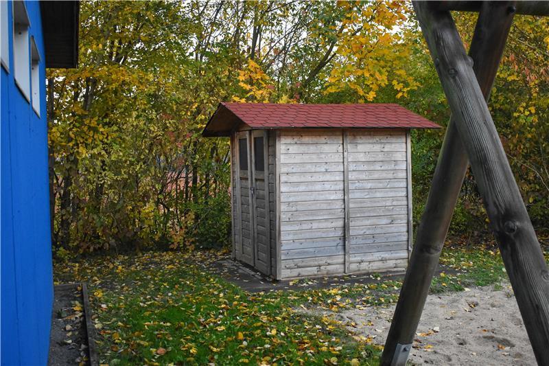 Alles für die Jugend: Das bietet das Speedy in Horneburg jetzt Ein Geräteschuppen aus Holz mit rotem Dach.