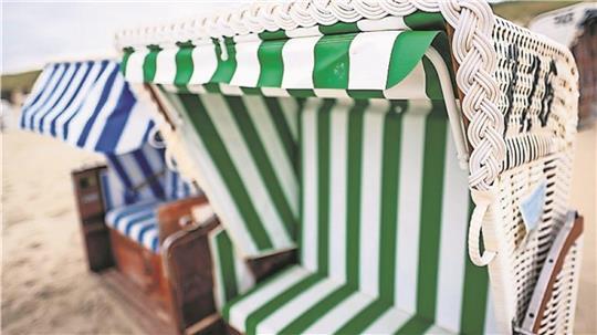 In diesem Sommer erprobt die Nordseeinsel Spiekeroog Strandkörbe aus recyceltem Kunststoffgeflecht. 