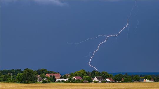 In diesem Sommer sind bislang weniger Blitze bei Gewittern erfasst worden. (Archivbild)