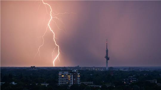 In diesem Sommer sind bislang weniger Blitze bei Gewittern erfasst worden. (Archivbild)