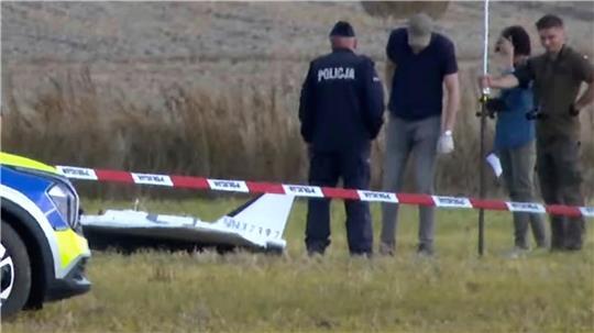 In diesem Videostandbild sichern Einsatzkräfte von Polizei und Militärpolizei Teile einer beschädigten Drohne, das von polnischen Behörden abgeschossen wurde.