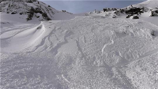 In diesem Winter gibt es ungewöhnlich viele Lawinen wie hier in Tirol. (Archivbild)