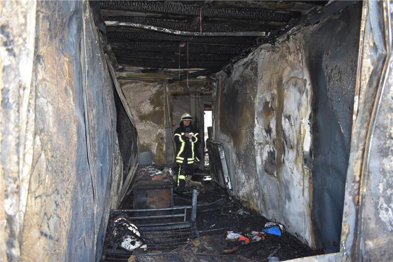Asyl-Unterkunft in Deinste durch Feuer zerstört In diesem Wohn- und Schlafcontainer ist das Feuer laut Polizei ausgebrochen. Foto: Vasel