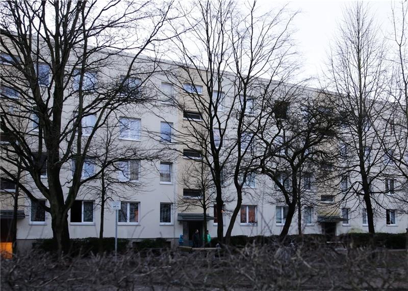 In diesem Wohnblock im Stadtteil Osdorf haben die jungen Eltern ihr Kind Deljo schwer misshandelt . Foto Heimken/dpa
