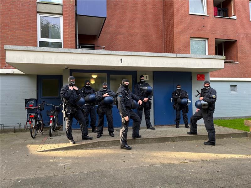 Schleuser-Festnahmen in Stade: Das ist über die syrische Familie bekannt In diesem Wohnhaus in der Mittelkirchener Straße in Stade hat es Festnahmen gegeben. Foto: Vasel