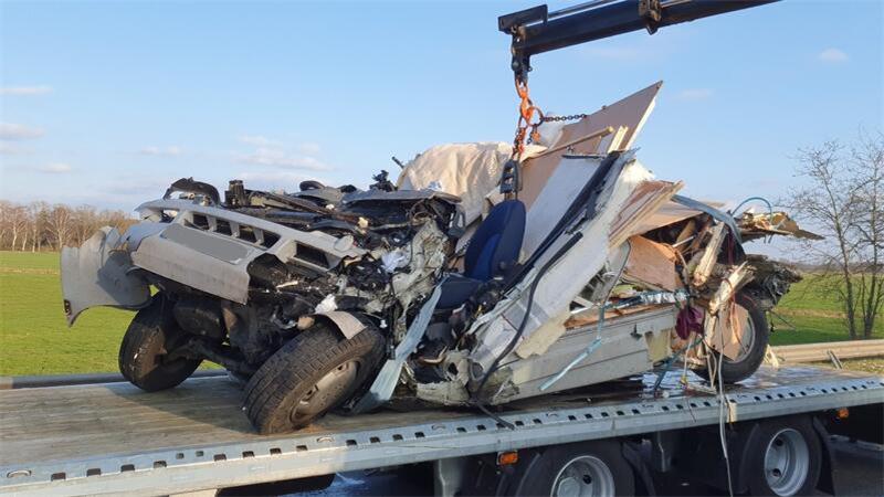 In diesem Wohnmobil-Warack war der 52 Jahre alte Fahrer knapp eineinhalb Stunden eingeklemmt.