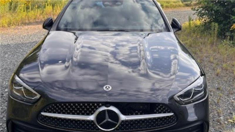 Verfolgungsjagd: Mann flüchtet vor Polizei und lässt Mercedes zurück In diesem dunklen Mercedes-Benz C 300 D floh der unbekannte Mann vor der Polizei.