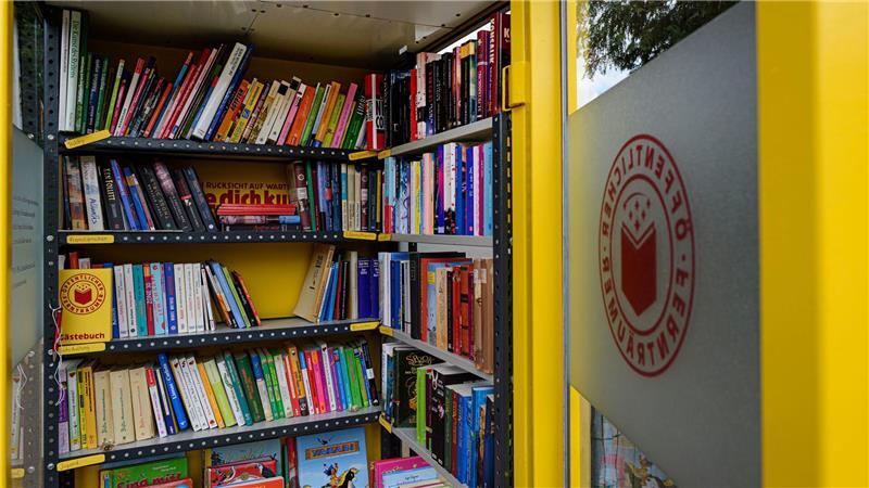 In diesem früheren Telefonhäuschen können Menschen in Dresden Bücher deponieren und mitnehmen. (Archivbild)