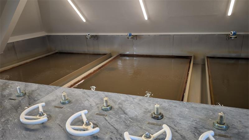 Faule Eier, rostige Flocken: So entsteht Trinkwasser in Himmelpforten In diesen Becken läuft das Wasser durch Filter. Die Bedienelemente sind Relikte vergangener Zeit. Die Bedienung läuft längst an Bildschirmen.