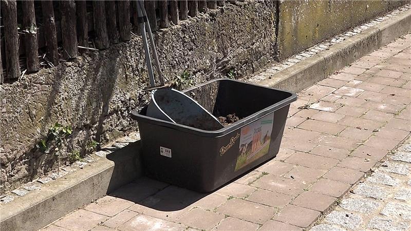 So will dieser Ort seine Pferdeäpfel loswerden Eine Sammelbox für den Pferde-Kot, eine sogenannte Pferdetoilette, steht in Billingshausen, Ortsteil von Bovenden.