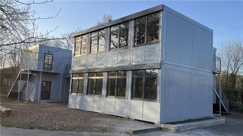 Buxtehuder Schulleiter schlagen Alarm - Neue Pläne für Haupt- und Realschule In diesen Containern werden die Realschüler unterrichtet, die keinen Platz im Realschulgebäude finden.