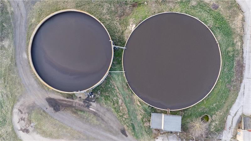 In diesen Güllebecken wurden die beiden Toten entdeckt. 