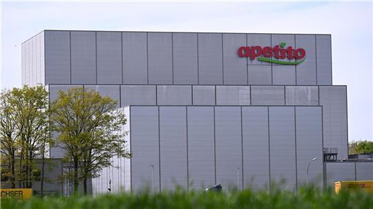 In diesen Lagerhallen ist es minus 22 Grad kalt. Vorne eine kleinere Logistikhalle, dahinter eine 43 Meter hohe Riesenhalle.