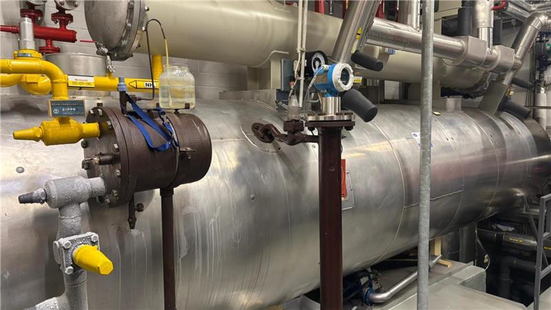 Tausende Liter Wasser und Kreppband: So entsteht in Harsefeld die Eisfläche In diesen Tanks befindet sich der Ammoniak, der für die Kühlung der Eisfläche gebraucht wird.