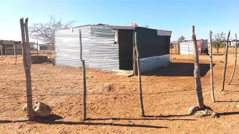 Wie XXL-Wirt Dieter Murck und seine Frau Kindern in Afrika helfen In diesen Wellblechhütten wurden die Kinder vor dem Schulbau unterrichtet.