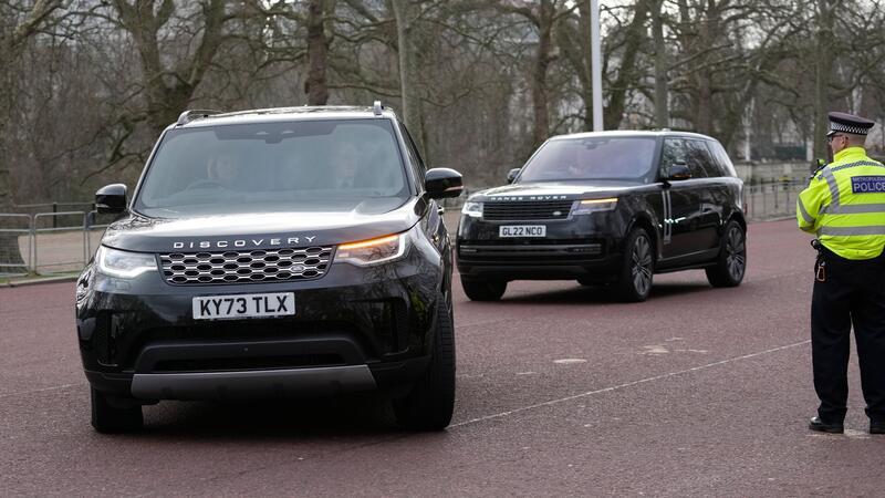 Prinz Harry macht sich auf Weg zurück in die USA In diesen schwarzen Geländewagen war vermutlich Prinz Harry hier in London unterwegs um seinen Vater König Charles III. zu besuchen.