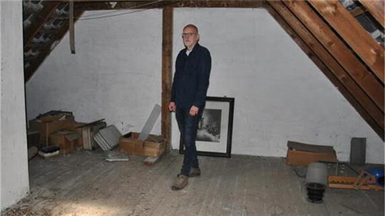 In dieser Ecke auf dem Dachboden des Gemeindehauses in Elsdorf schlummerten jahrelang Briefe von Heimkindern mit versteckten Hilferufen. Pastor Volker Klindworth war damals noch nicht in Elsdorf im Amt, ist aber heute mit der Aufarbeitung beschäftigt.