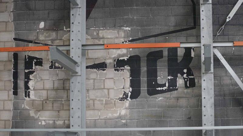 In dieser Halle hat es 2022 gebrannt. Dieser Schriftzug an der Brandschutzmauer hat es überstanden. Die anderen Reste der Halle wurden abgerissen und neu gebaut.