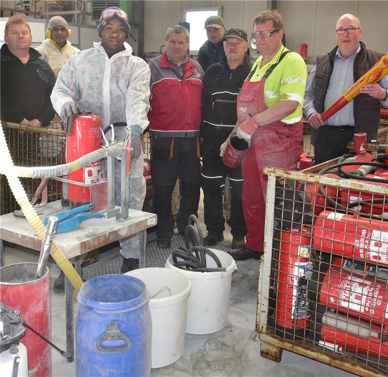 In dieser Halle im Gewerbegebiet Weißenfelde läuft die Produktion von LRD (von links): die Mitarbeiter Stefan Zörner, Mohammed Ahmad, Hamad-Nil Adam, Wladimir Hoffmann, Toni Remm, Heini Deden, Danny Drechsler und ihr Chef Gerhard Naujoks. F