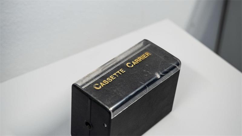 Abenteuer Almanya - Als die ersten Türken kamen In dieser Kassettenbox bewahrte ein türkisches Ehepaar sogenannte Hörbriefe auf, die ihre zunächst in der Türkei bei Verwandten zurückgebliebene Tochter für sie eingesprochen hatte.