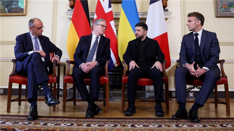 EU wird vorerst keinen Russland-Gesandten ernennen In dieser Runde werden oft wichtige Strategiefragen in der Ukraine-Politik besprochen: Bundeskanzler Merz (l-r), der britische Premier Starmer, der ukrainische Präsident Selenskyj und der französische Präsident Macron. (Archivbild)