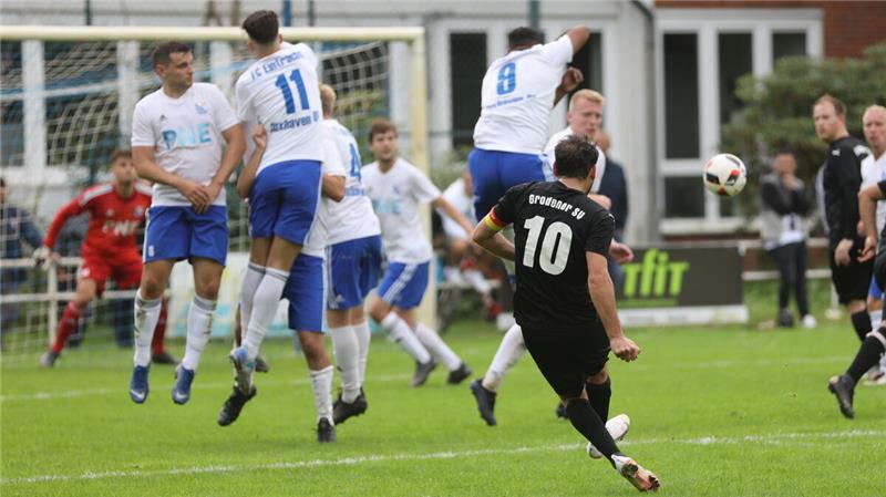 In dieser Saison noch gegeneinander, ab Sommer miteinander? Der Grodener SV und der FC Eintracht Cuxhaven planen sich zusammenzuschließen. Foto: Unruh