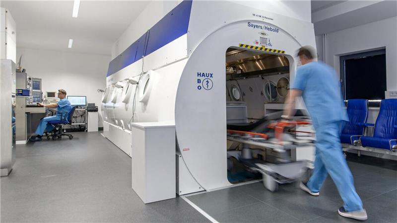 Von Hemmoor nach Halle: Beim Tauchunfall ist Hilfe Stunden entfernt In dieser Sauerstoffüberdruckkammer in Halle (Saale) werden Patienten nach Tauchunfällen behandelt. Hergestellt wurde die Druckkammer von Haux-Life-Support in Cuxhaven.