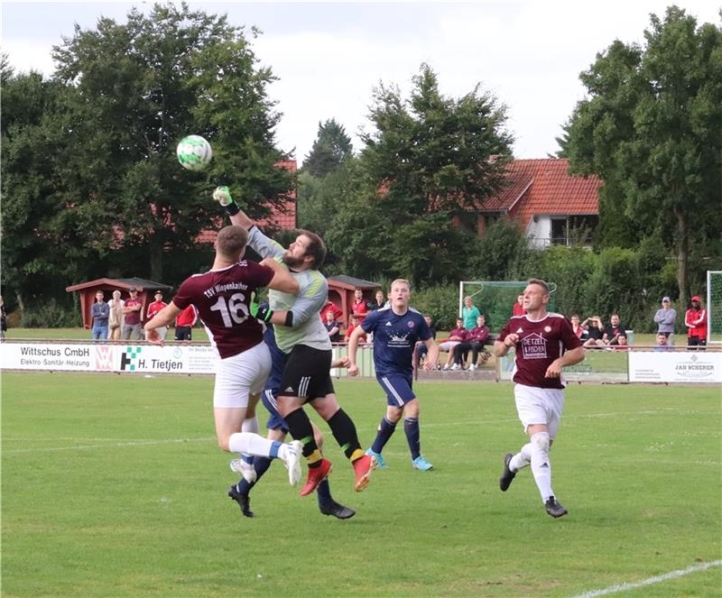 In dieser Szene forderten viele Wiepenkathener einen Elfmeter, aber A/O-Keeper Florian Schneider faustete vor Tom Fiege den Ball weg. Foto: Brunsch