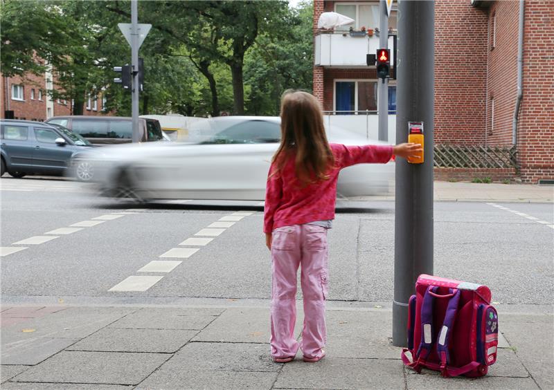 In dieser Woche sollen Unbekannte in Guderhandviertel eine 16-Jährige und ein deutlich jüngeres Mädchen angesprochen und bedrängt haben. Symbolbild: dpa-Bildfunk