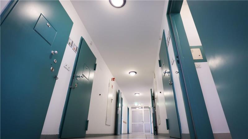 In dieser leeren Jugendarrestanstalt schieben derzeit 17 Beamtinnen und Beamte Dienst. (Archivbild) 