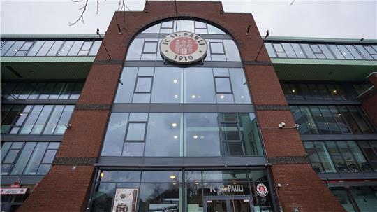 In dieses Stadion wollen viele: das Hamburger Millerntor-Stadion des FC St. Pauli. (Bildarchiv)