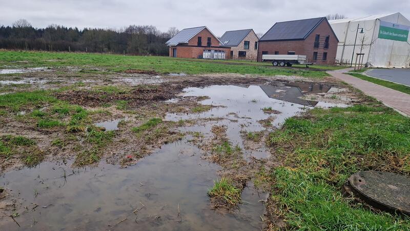 In direkter Nachbarschaft ist es nass, während es in der Smart-City keine Probleme mit Regenwasser gab.