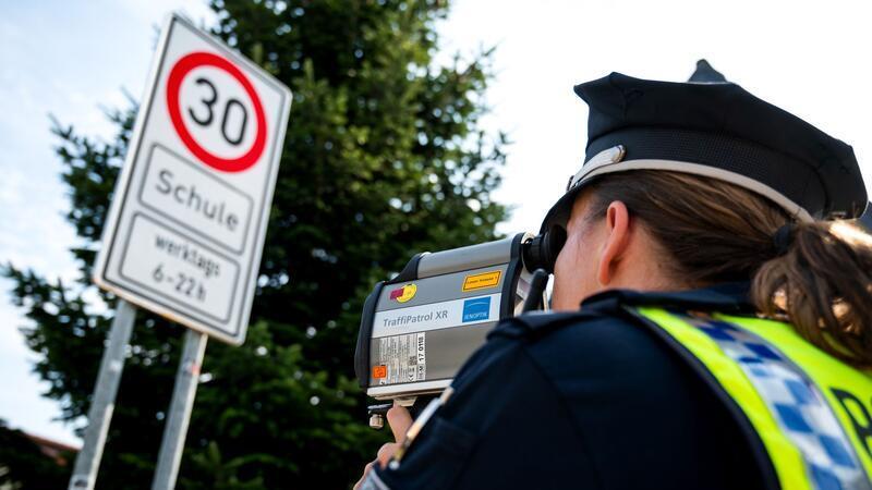 In drei Wochen wurden vor Kitas und Schulen mehr als 8.000 Autofahrerinnen und Autofahrer geblitzt, weil sie zu schnell unterwegs waren. (Symbolfoto)