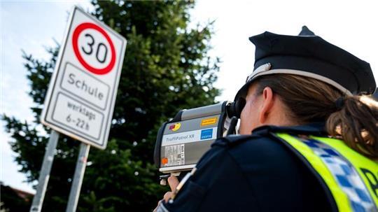 In drei Wochen wurden vor Kitas und Schulen mehr als 8.000 Autofahrerinnen und Autofahrer geblitzt, weil sie zu schnell unterwegs waren. (Symbolfoto)