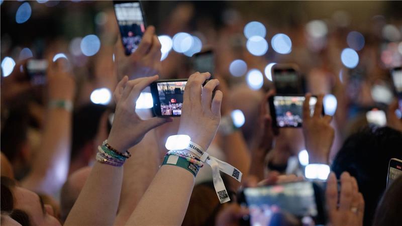 In ein Meer aus Smartphone-Bildschirmen zu schauen, findet nicht jeder Künstler gut. (Symbolbild)