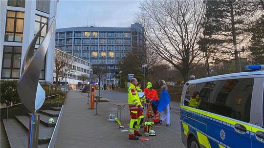 In einem Aachener Krankenhaus gibt es einen größeren Polizeieinsatz.