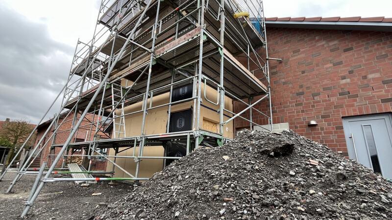 In einem Anbau hinten am Gerätehaus wurde das Treppenhaus installiert.