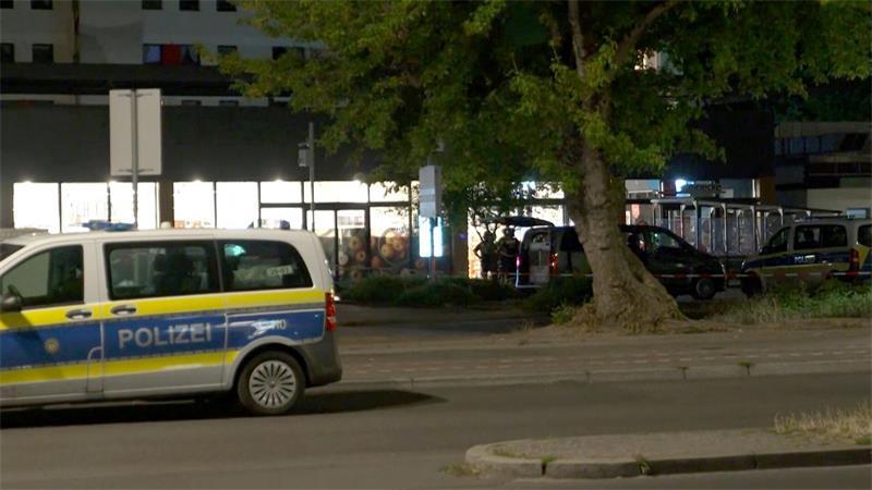 In einem Berliner Supermarkt läuft eine Geiselnahme. 