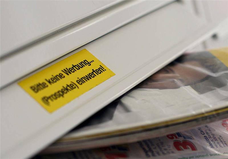In einem Briefkasten steckt eine Werbebeilage. Foto: Oliver Berg/dpa